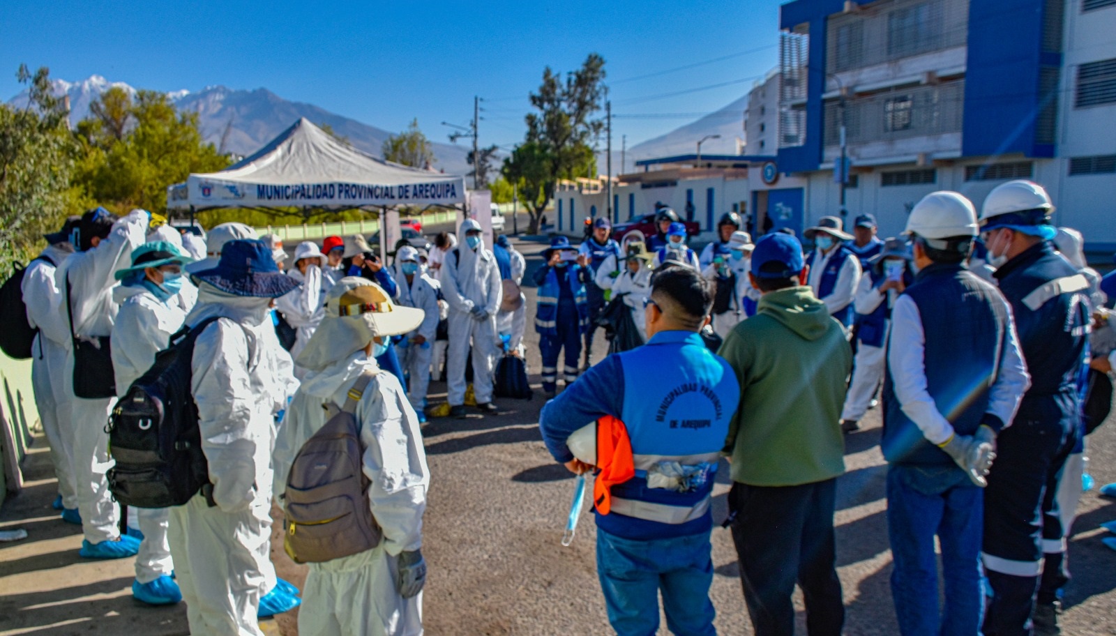 Rivera del río Chili amaneció limpió de botellas y cartones