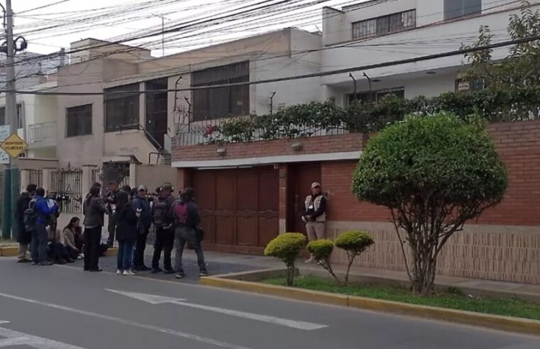 Personal del PJ llegó a casa de Boluarte para entregar citación