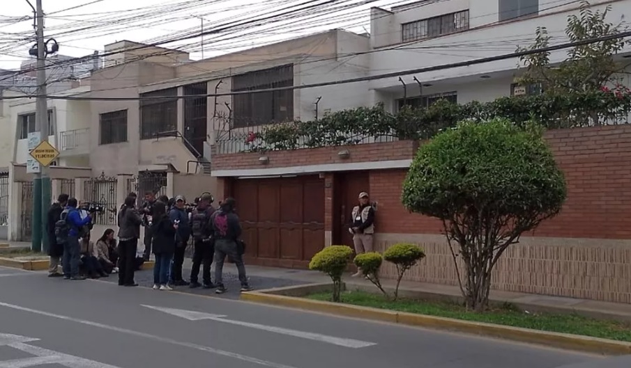 Personal del PJ llegó a casa de Boluarte para entregar citación