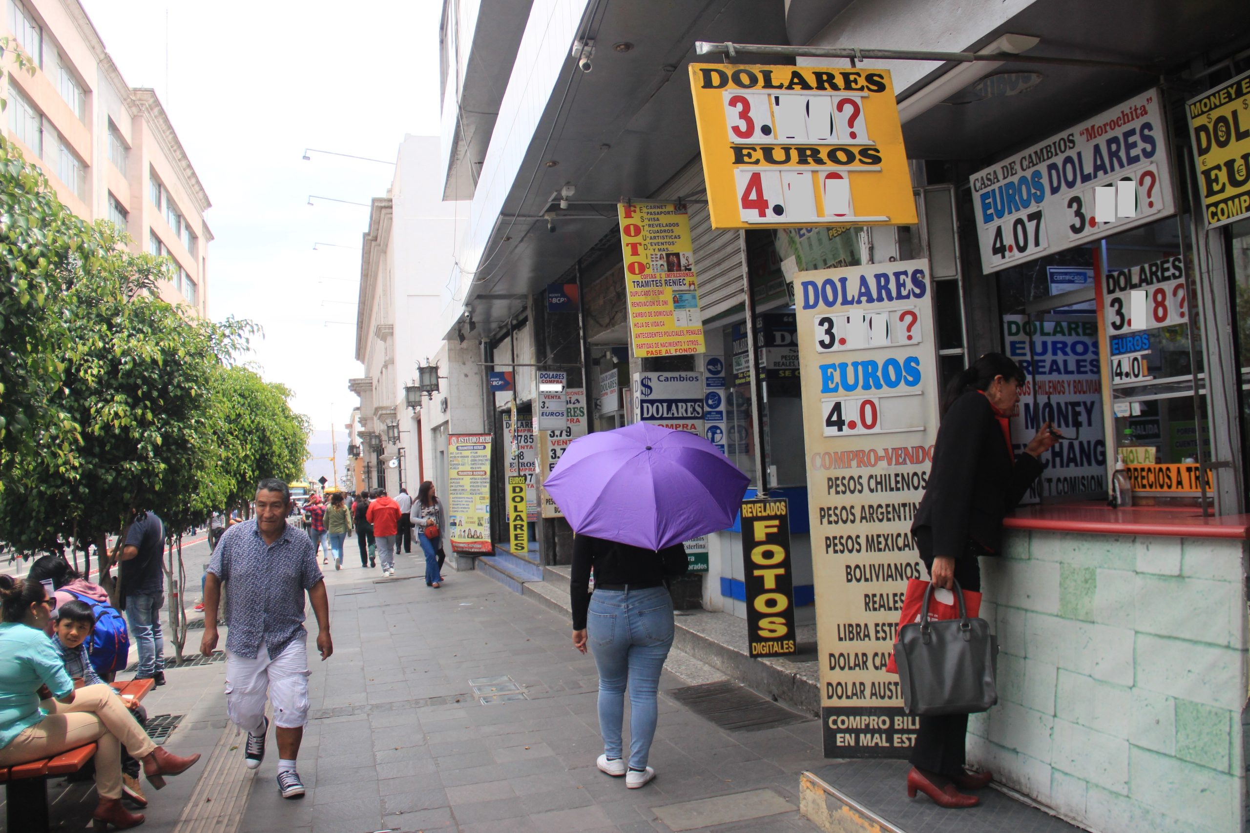 Precio de dólar registra ligera alza en el mercado paralelo