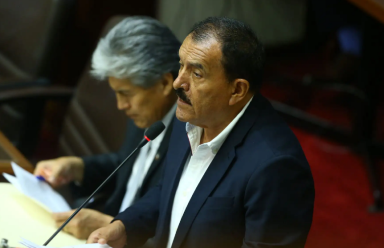 Proponen regular recepción de regalos a funcionarios de elección popular