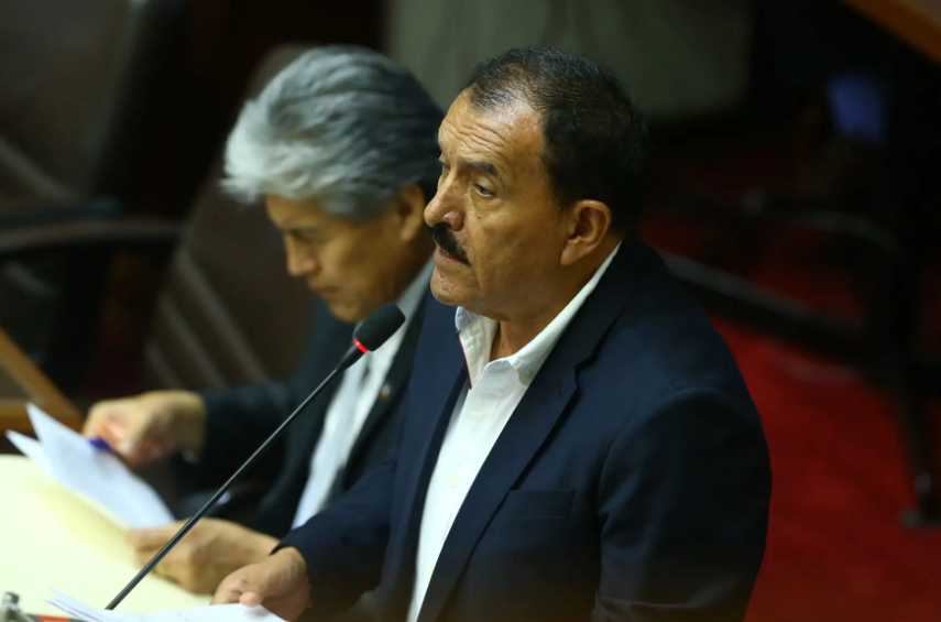 Proponen regular recepción de regalos a funcionarios de elección popular