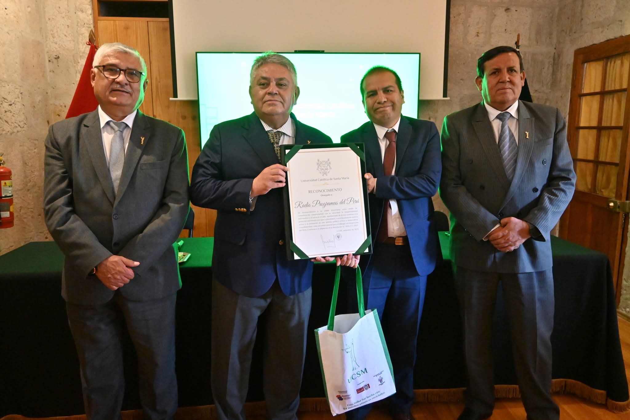 «Un periodista tiene que hacer más que informar»