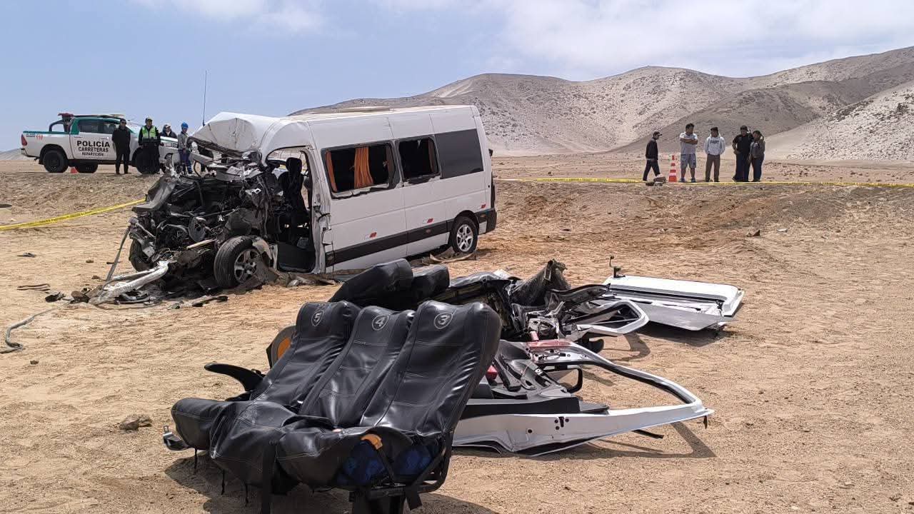 Cuatro personas fallecen en choque entre miniván y cisterna