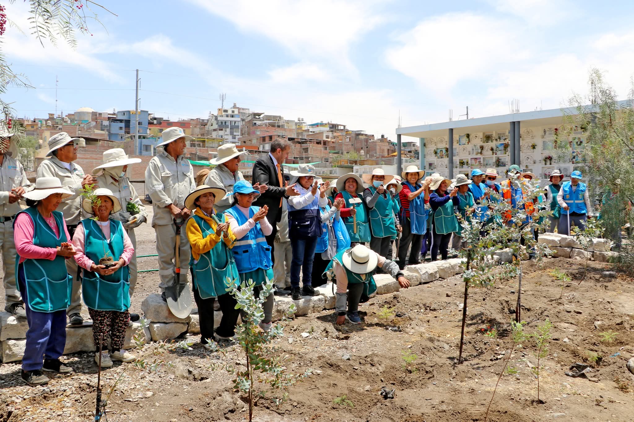 Más de 60 «aguateras» colaboran en la reforestación del cementerio La Apacheta
