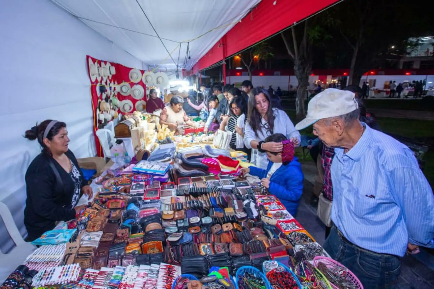 Feria de Santa Fortunata reúne a artesanos de seis regiones