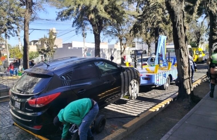 Conductores exigen que grúas también se lleven vehículos particulares de policías