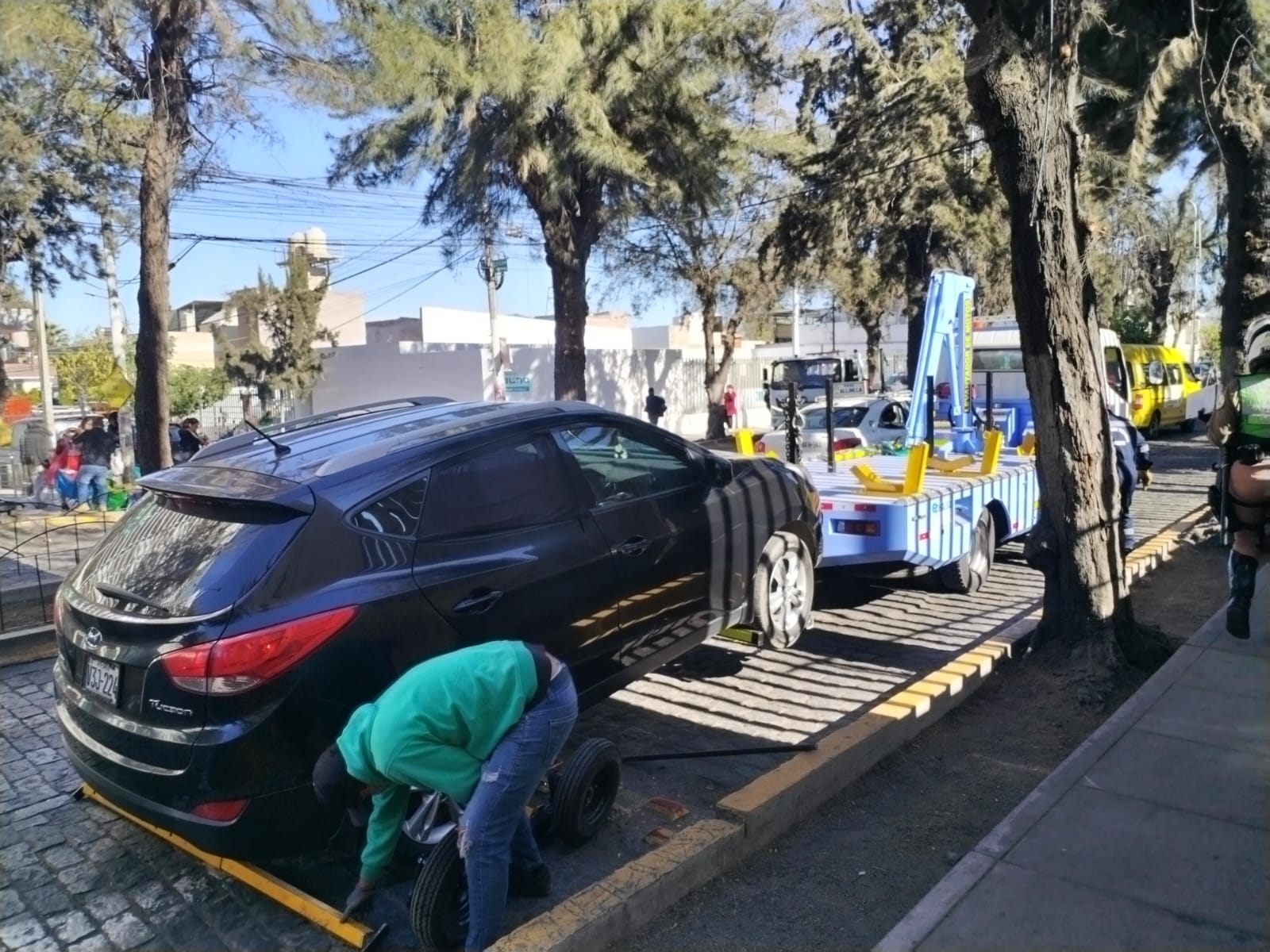 Conductores exigen que grúas también se lleven vehículos particulares de policías