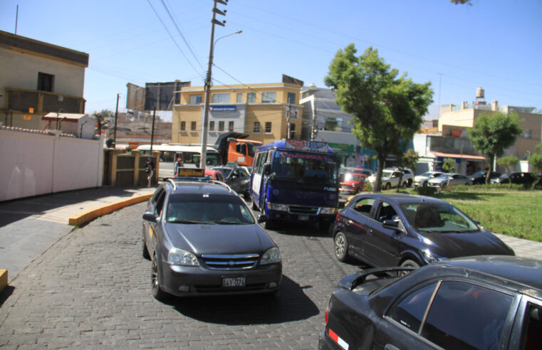 Primer día de cierre en Andrés Martínez causa congestión vehicular en Vallecito