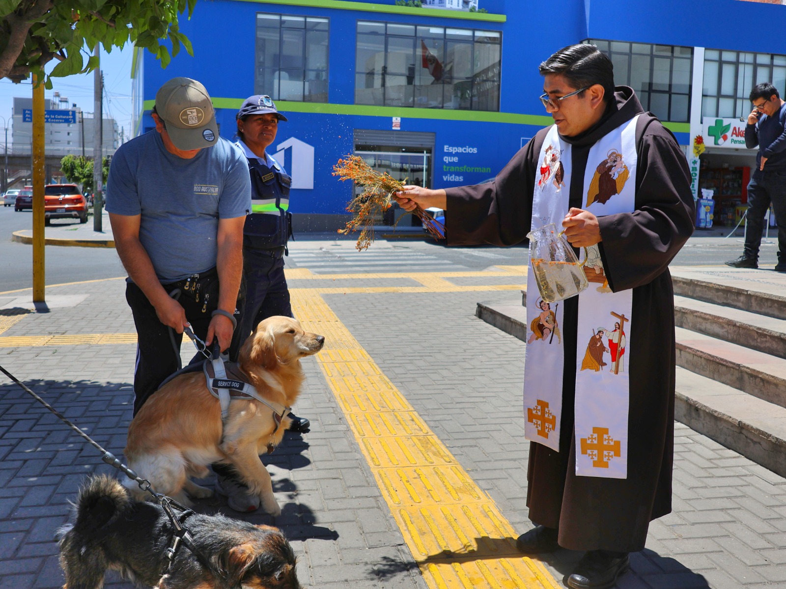 En Bustamante celebran bendición de mascotas