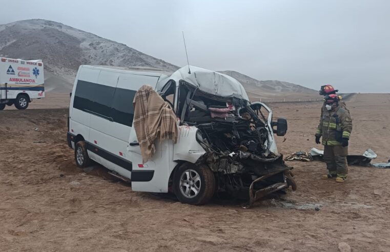 Tres personas fallecen tras impacto de van contra cisterna