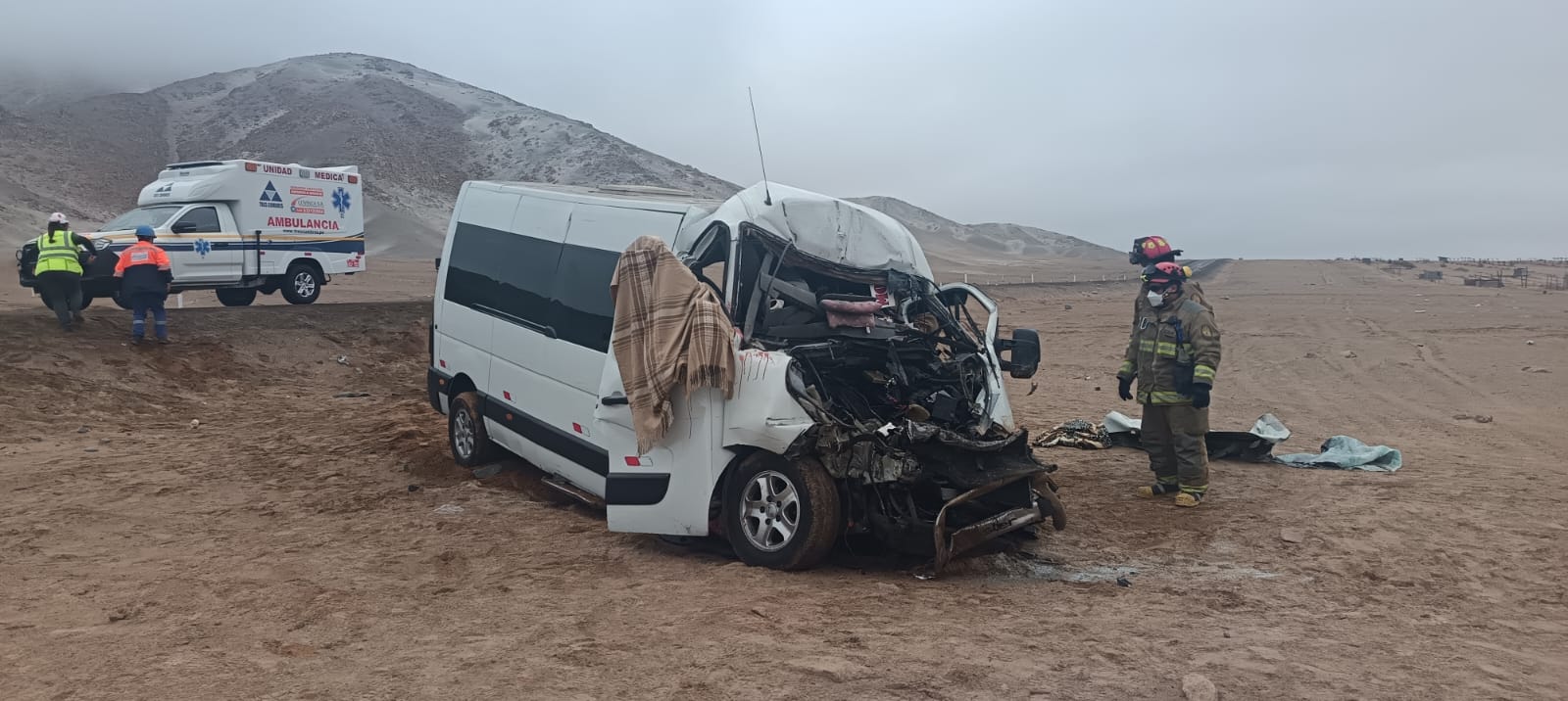 Tres personas fallecen tras impacto de van contra cisterna