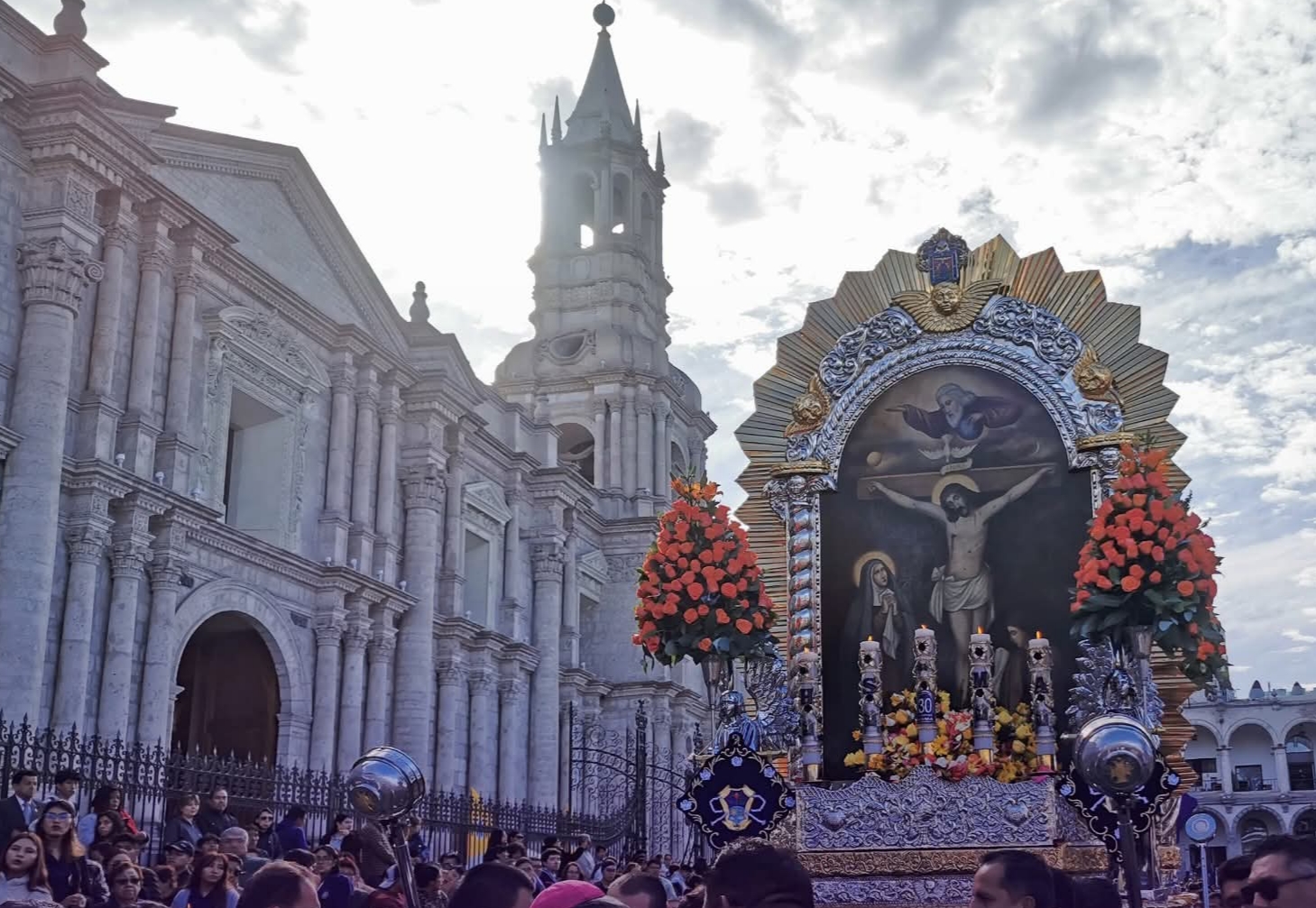 La fe se viste de morado para seguir al Señor de los Milagros