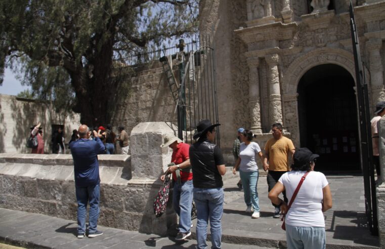 Aprovechan feriado para hacer turismo y compartir en familia