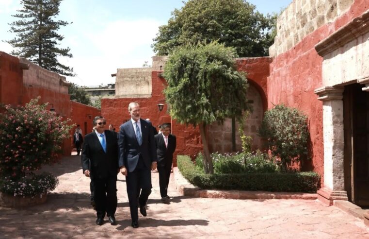 Felipe VI visita el histórico convento de Santa Catalina