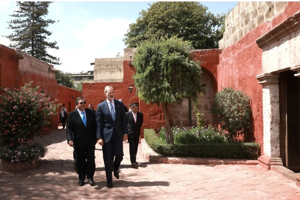 Felipe VI visita el histórico convento de Santa Catalina