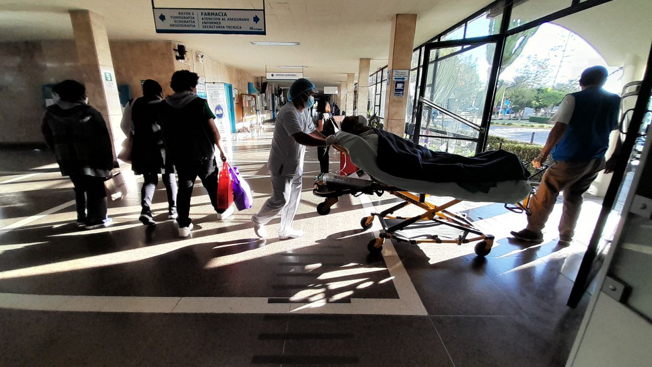 EsSalud: más de 3,200 pacientes esperan cirugía mientras salas operan en riesgo