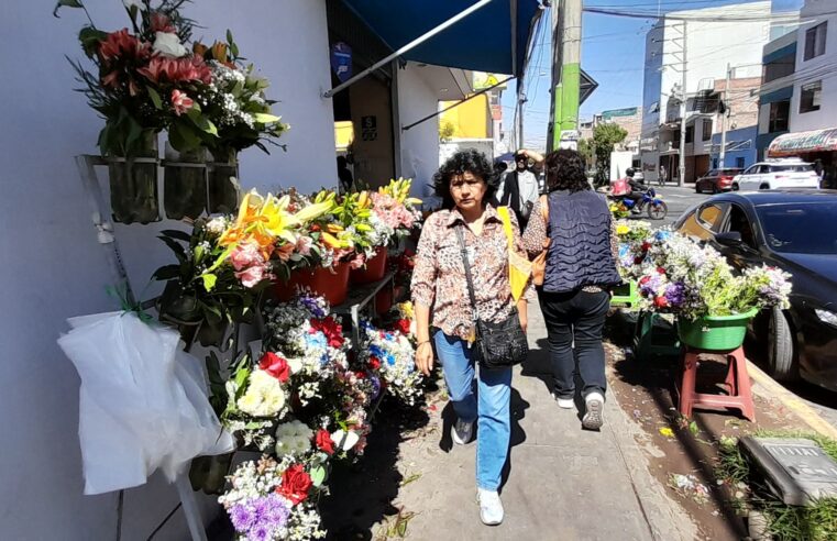 Flores y coronas con alta demanda por Todos los Santos en Arequipa