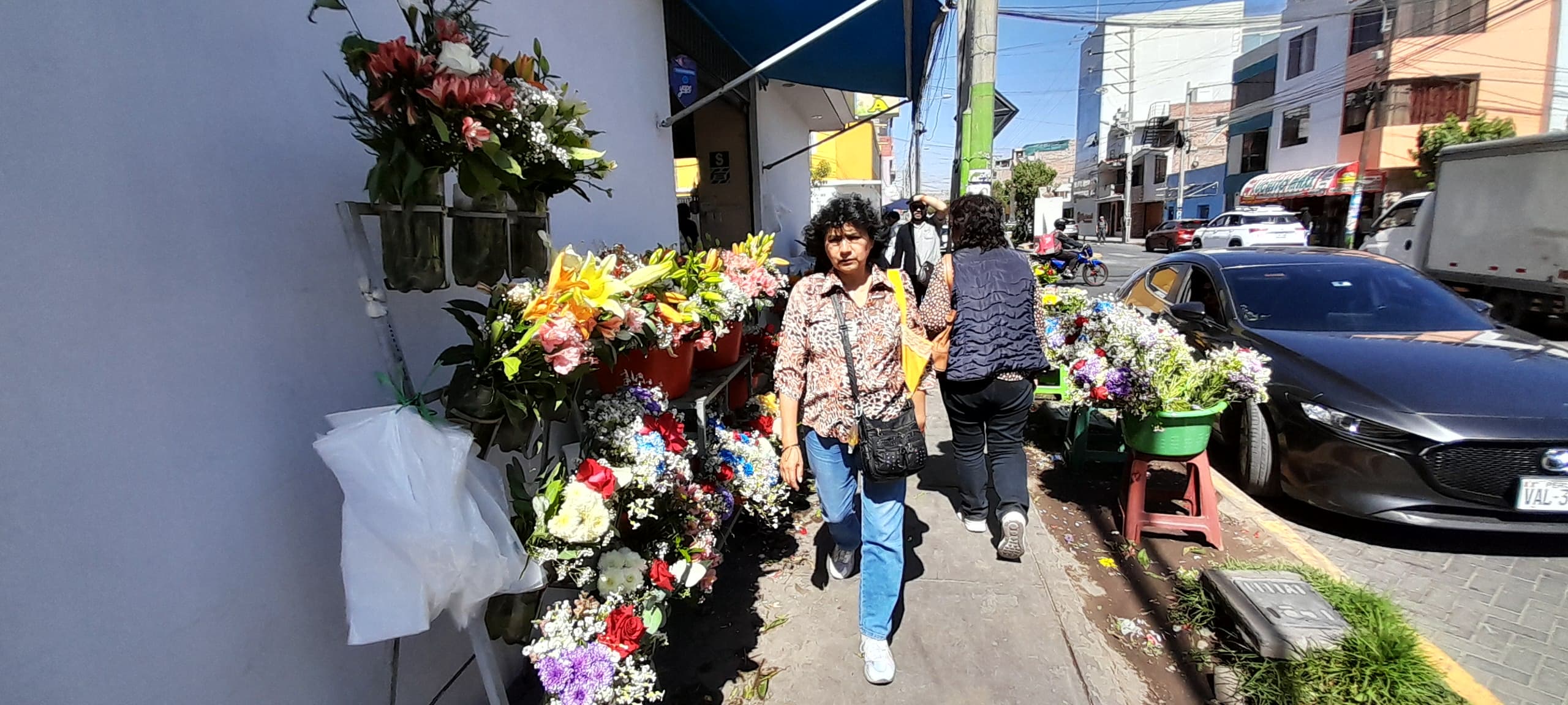 Flores y coronas con alta demanda por Todos los Santos en Arequipa