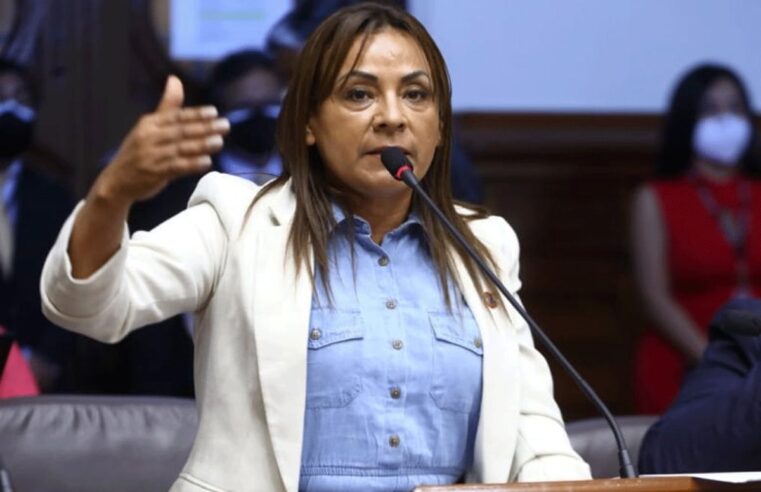 Kira Alcarraz pierde los papeles y amenaza a periodista