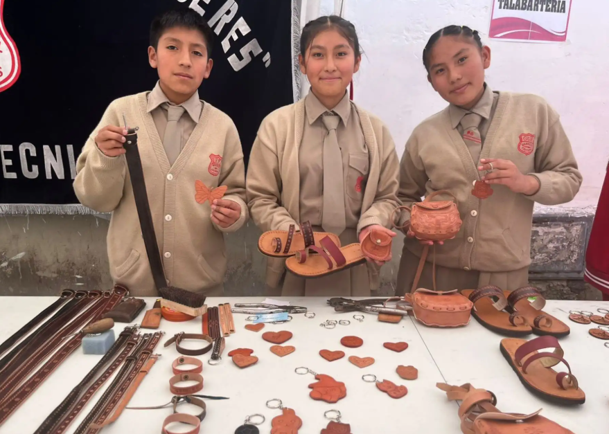 Estudiantes transforman el cuero en innovador proyecto