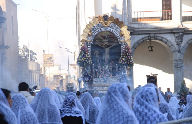 Fieles se preparan para la última procesión del Señor de los Milagros