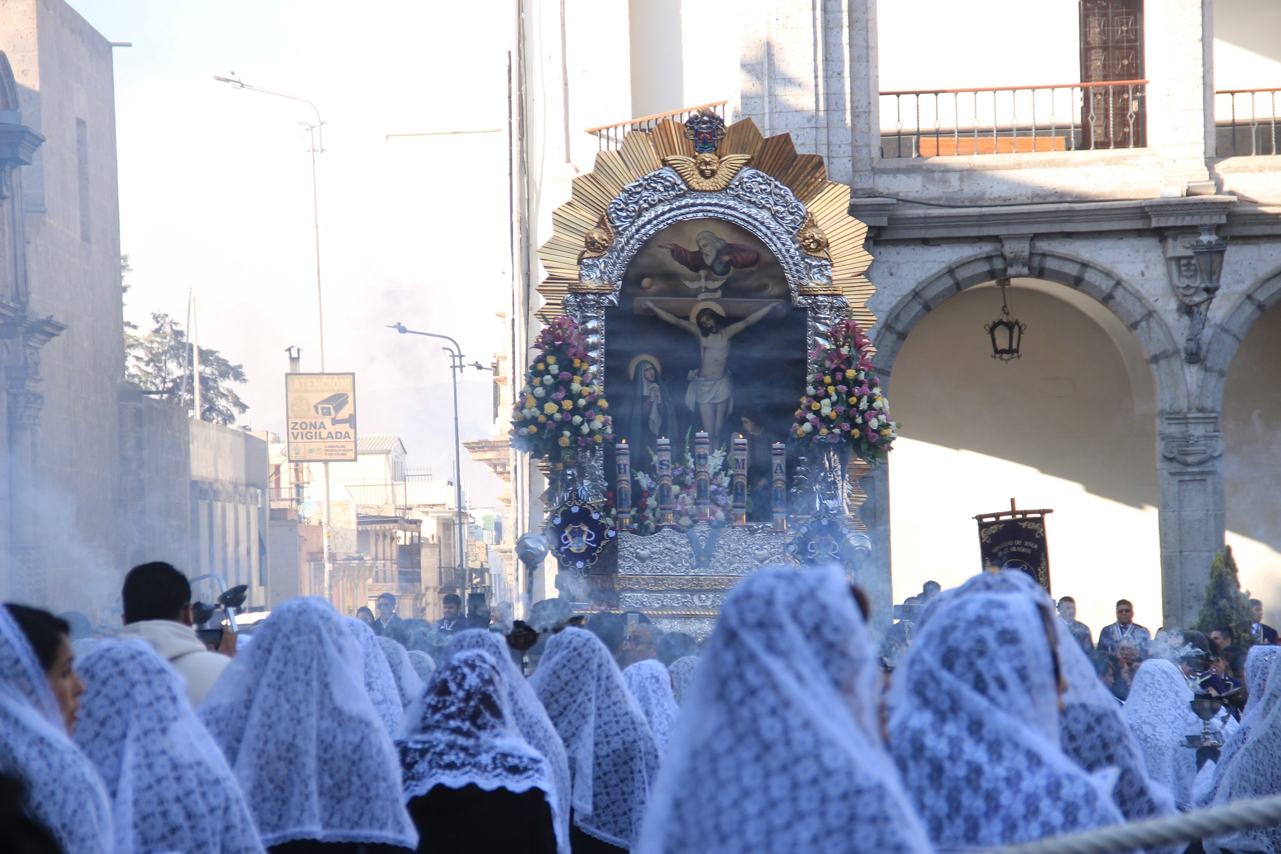 Fieles se preparan para la última procesión del Señor de los Milagros