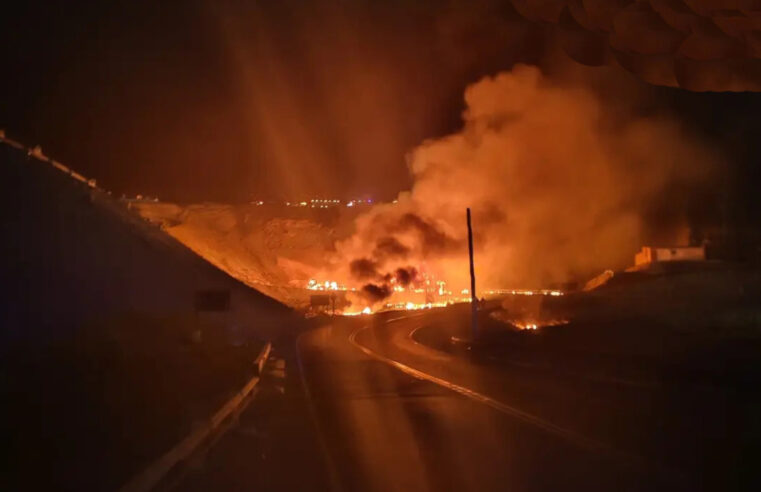 Explosión de cisterna bloquea la Panamericana Sur en Chala
