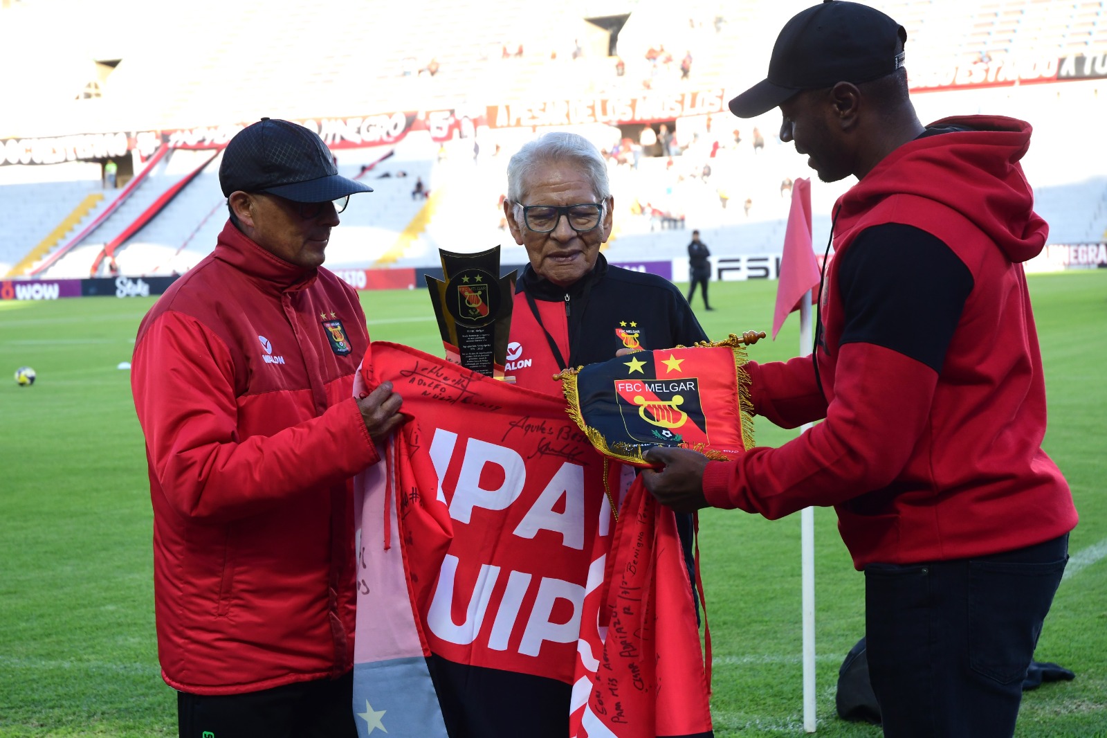 «Agrupación Rojinegra» fue reconocida por el FBC Melgar