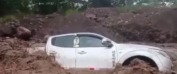 Lluvias intensas provocan caída de huaico que arrastró camioneta