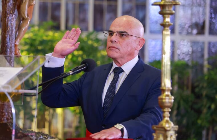 Ernesto Álvarez pidió presentarse ante el pleno del Congreso el 22