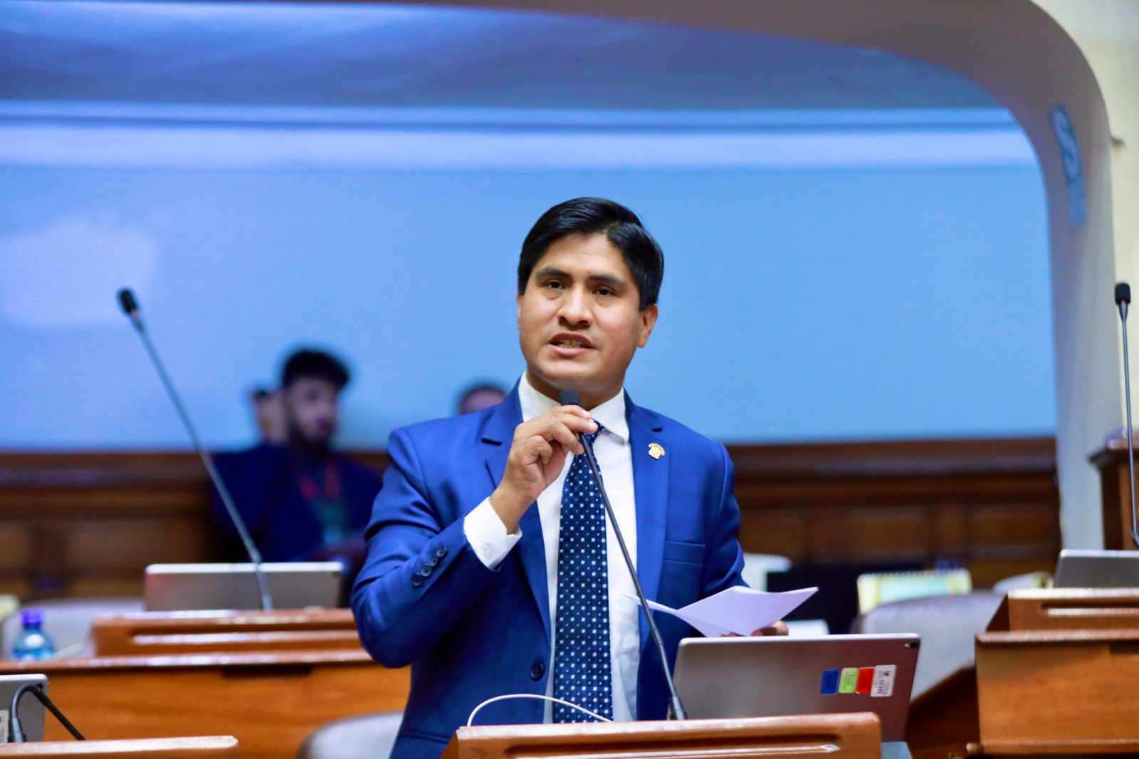 Soto propone reducir a 21 años edad mínima para ser diputado