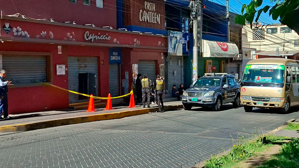 Roban conocida pastelería en José Luis Bustamante y Rivero