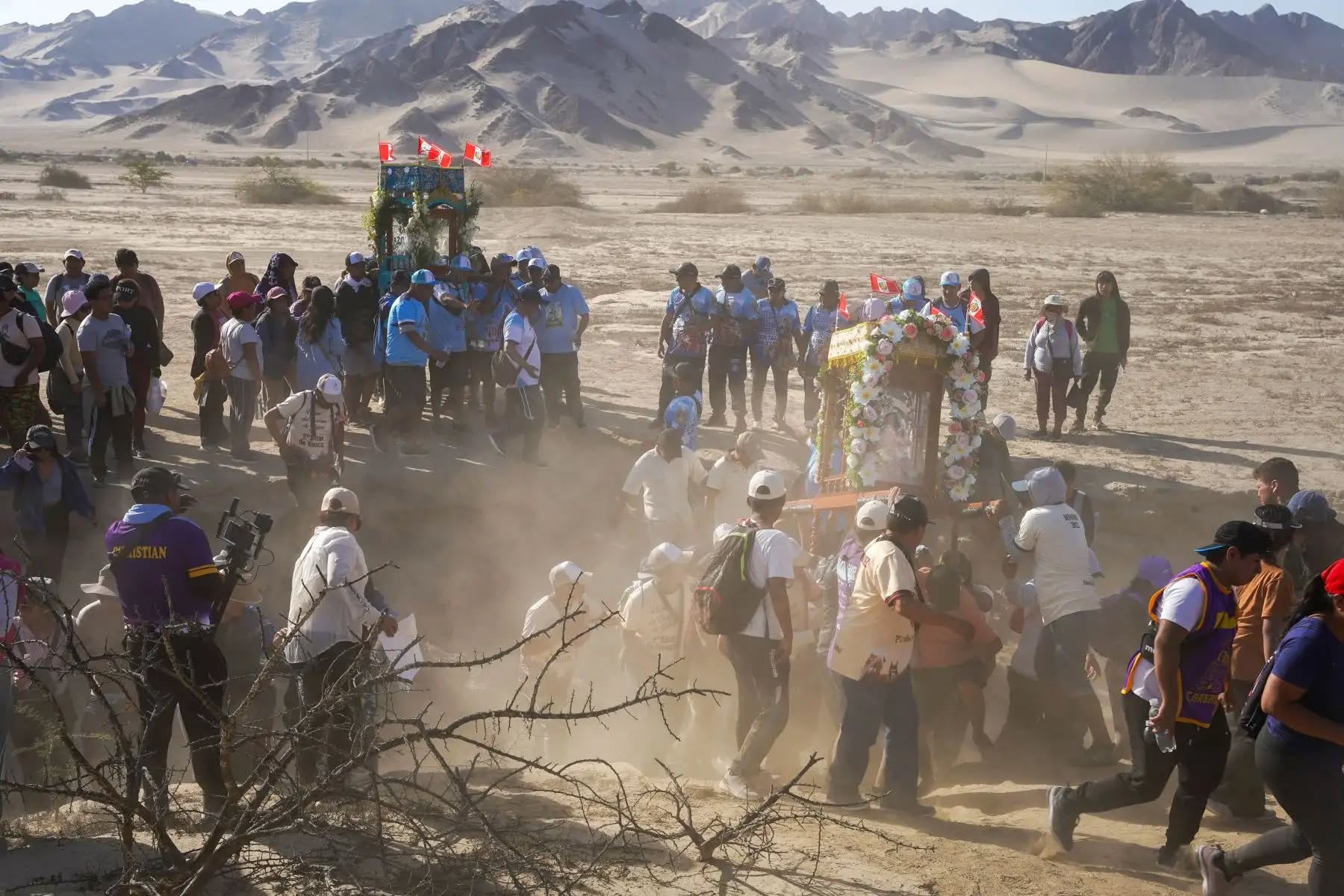Cruzan el desierto para venerar a la Virgen del Rosario de Yauca