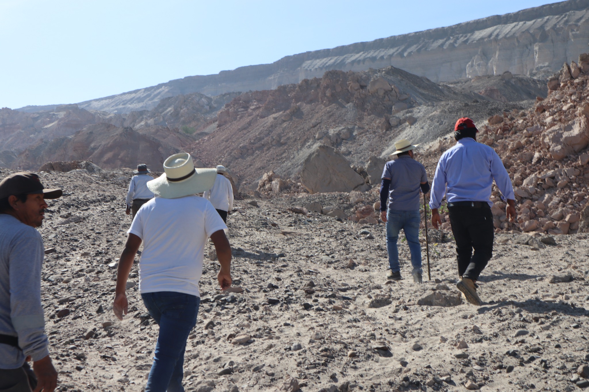 Derrumbe afecta canal de riego y restringe abastecimiento en Vítor