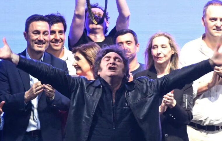 Argentina define hoy en las urnas el futuro político de Milei