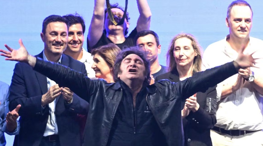 Argentina define hoy en las urnas el futuro político de Milei