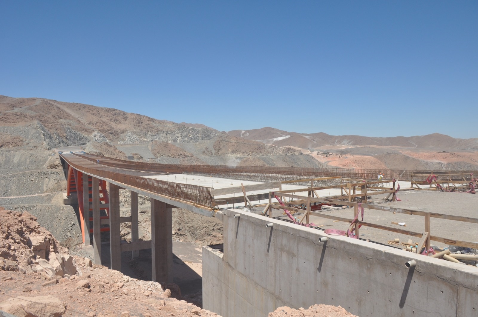 Fiscalización confirma abandono total del puente Arequipa-La Joya