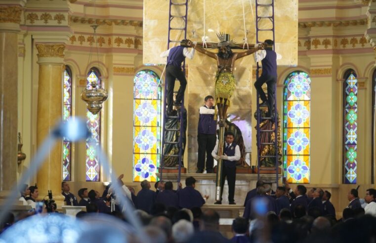 Tradicional bajada de su altar se inician actos por el Señor de Luren