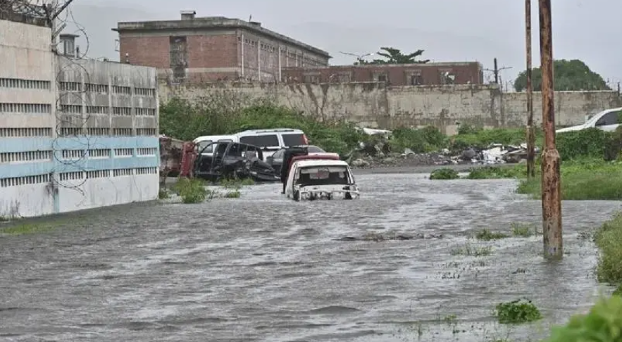 Cancillería informó que 14 peruanos permanecen en Jamaica por huracán