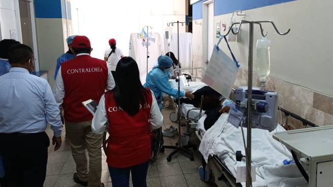 Pacientes ingresados a emergencia son atendidos en pasillos de hospital