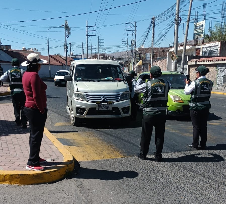 Refuerzan control de transporte informal con operativos nocturnos