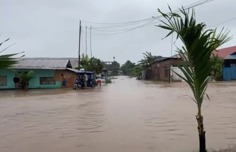Calles y avenidas inundadas por torrencial lluvia