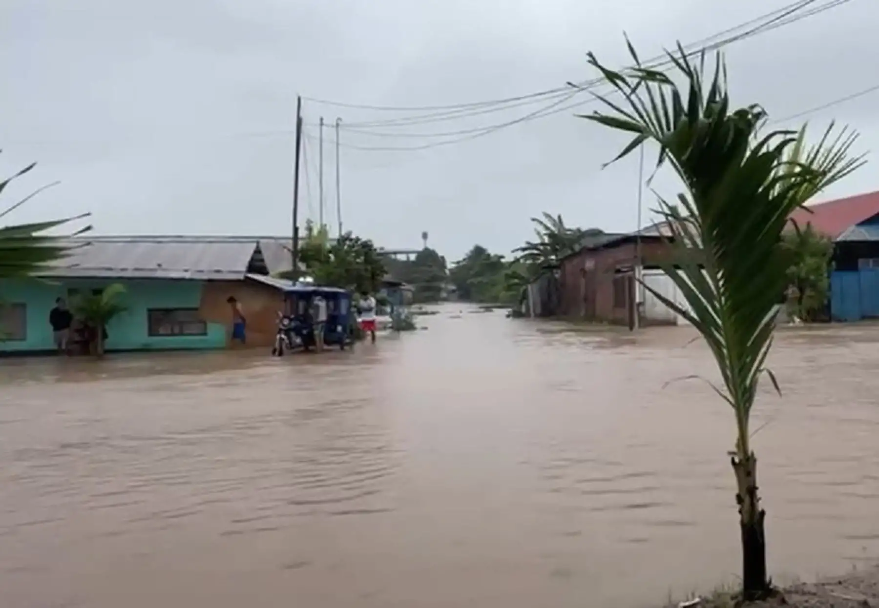 Calles y avenidas inundadas por torrencial lluvia