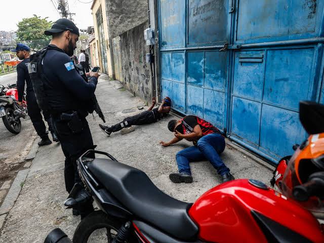 Más de 60 muertos y 81 detenidos durante operativo en favelas