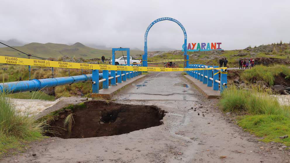 Pobladores de Cayarani permanecen aislados tras colapso de puente vehicular