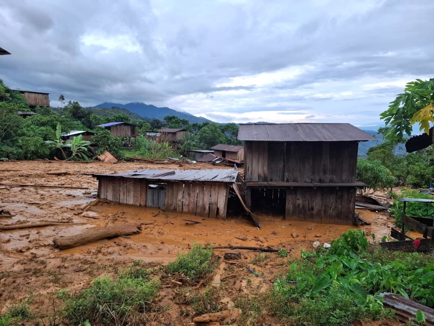 Huaico genera inundación de varias viviendas del distrito Llochegua