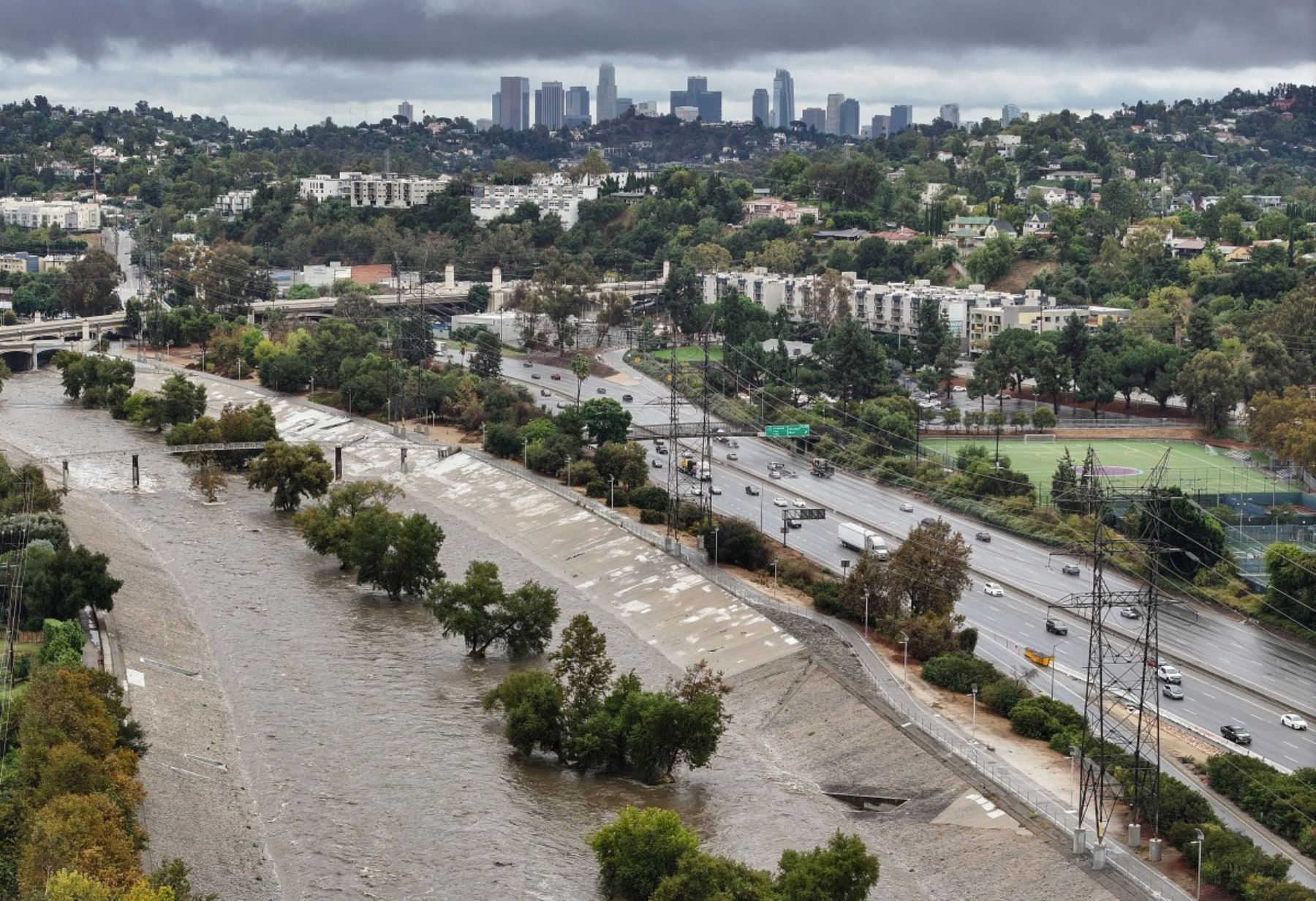Más de 22 millones en alerta de inundación por lluvias en California