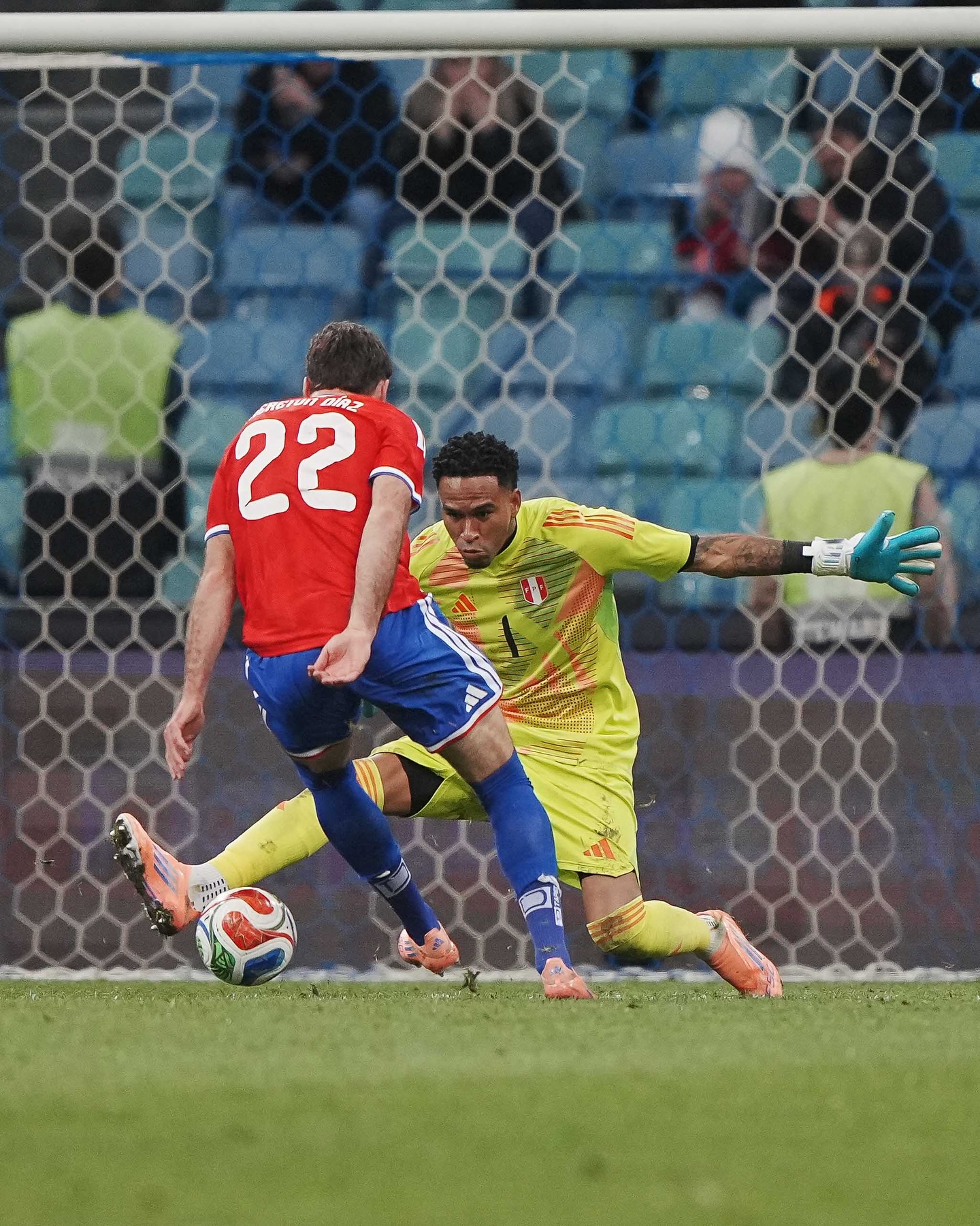 Chile le volteó a Perú con uno menos en cancha