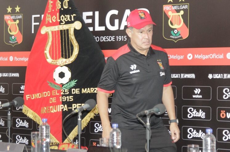 Alianza Lima le cerró el micro a Juan Reynoso